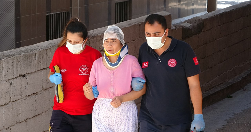 Kanepede nakış yapan kadının üzerine evin tavanı düştü