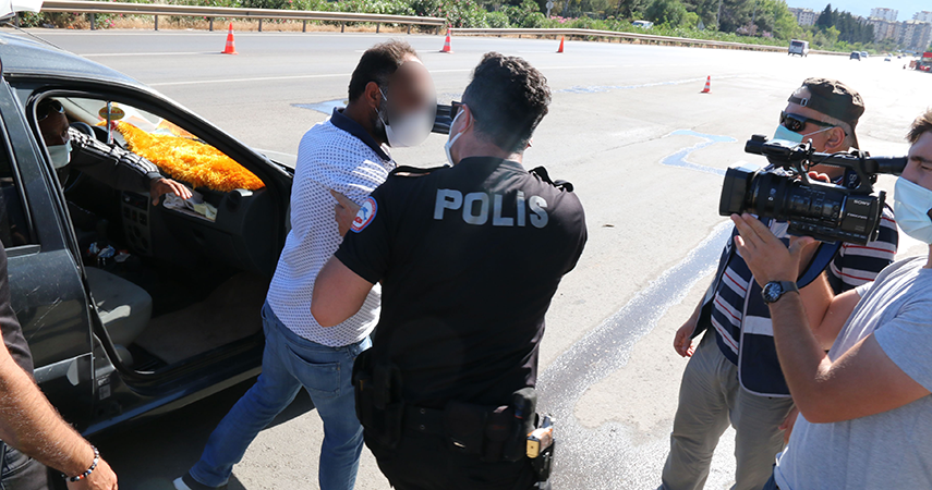 Oğluna ve kızına ceza yazılınca gazetecileri tehdit etti