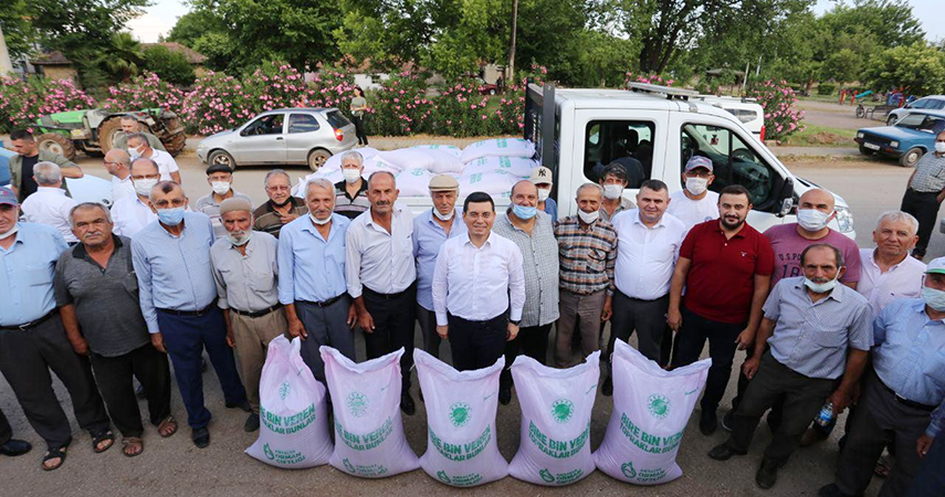 Döşemealtı’nda tarlaları yanan çiftçiye tohum Kepez’den