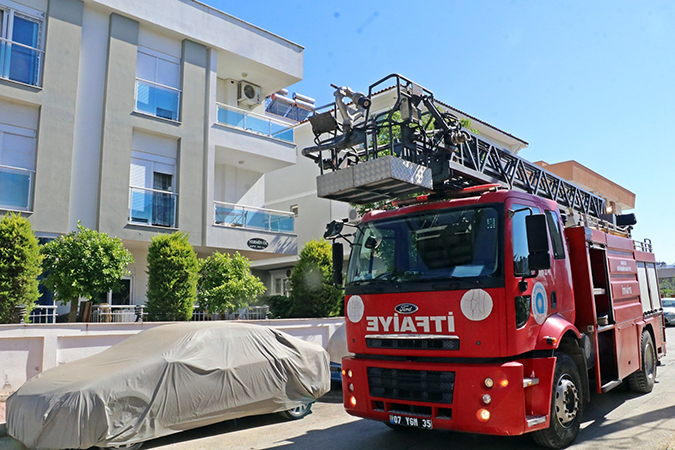 Apartmandan gelen gaz kokusu polis ve itfaiyeyi alarma geçirdi
