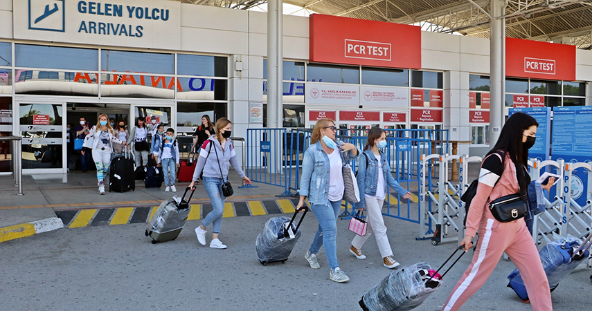 Vaka sayılarının düşmesiyle birlikte Antalya’ya günlük gelen uçak sayısı ikiye katlandı