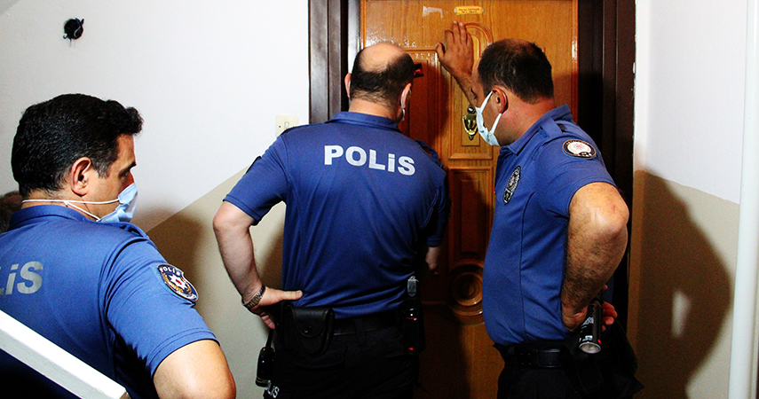 Balkonda ateş yakıp kendini eve kilitledi, çıkarken kalabalığı selamladı