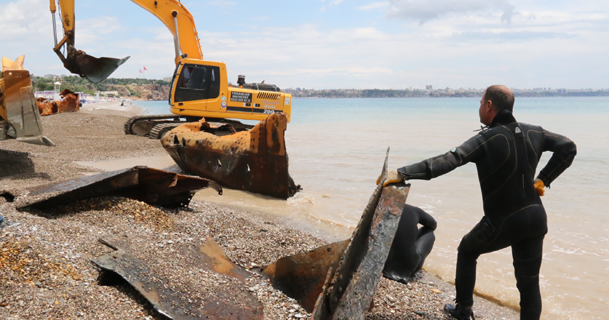 Konyaaltı plajındaki 83 yıllık batık gemi karaya çıkarıldı