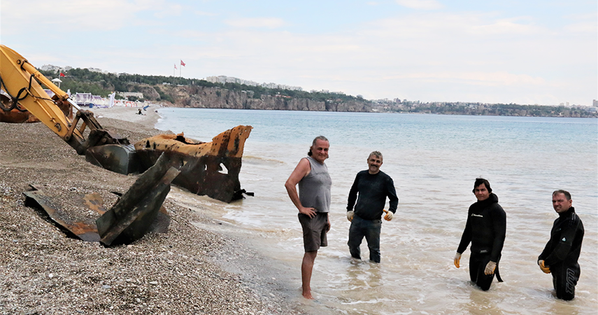 Konyaaltı plajındaki 83 yıllık batık gemi karaya çıkarıldı
