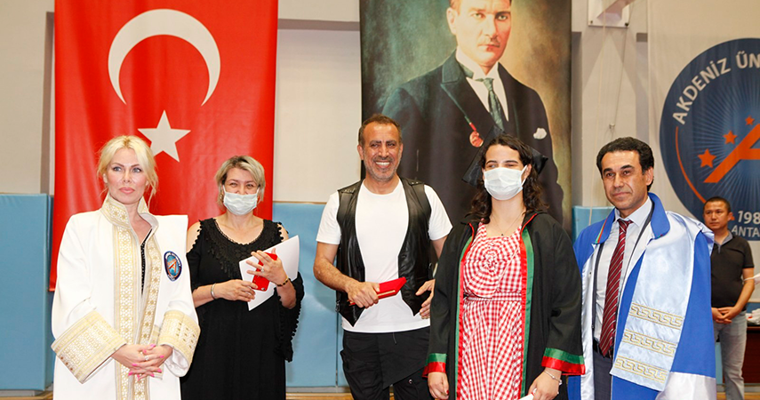 Görme engelli hukuk öğrencisi, diplomasını Haluk Levent ve Özlenen Özkan’ın elinden aldı