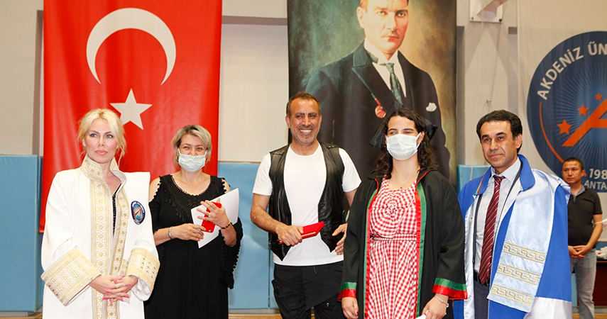 Liseyi birincilikle bitiren görme engelli Simay, Hukuk Fakültesi'nden mezun oldu
