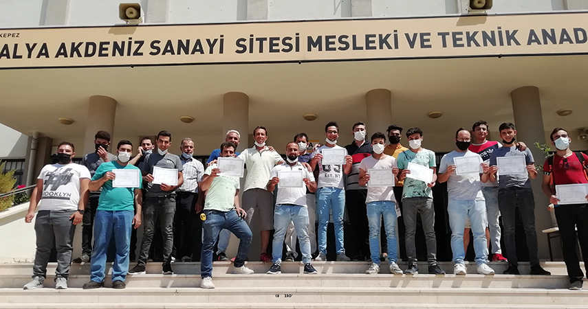 Ustalığa ilk adımı atan Suriyeli öğrenciler kalfalık belgelerini aldı