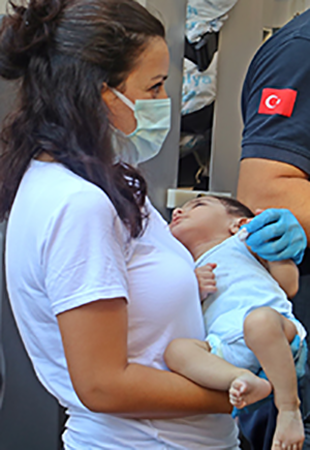 Anne evi terk etti, babanın bakamadığı 4 küçük çocuk evde baygın halde bulundu