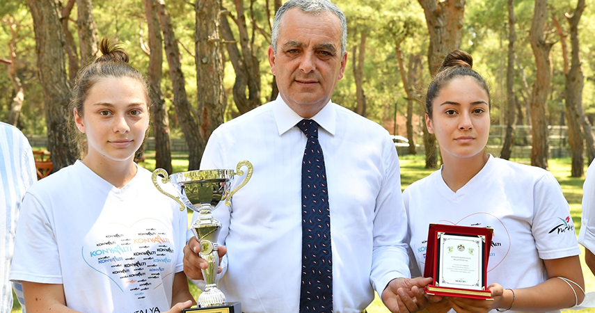 Başkan Esen, şampiyon hentbol takımıyla bir araya geldi