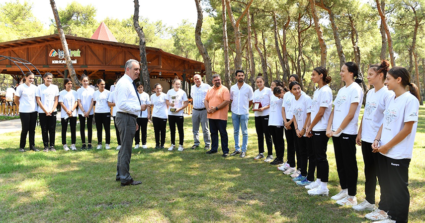 Başkan Esen, şampiyon hentbol takımıyla bir araya geldi