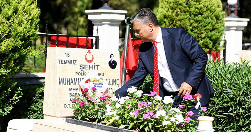 Başkan Uysal, şehitlikleri ziyaret etti