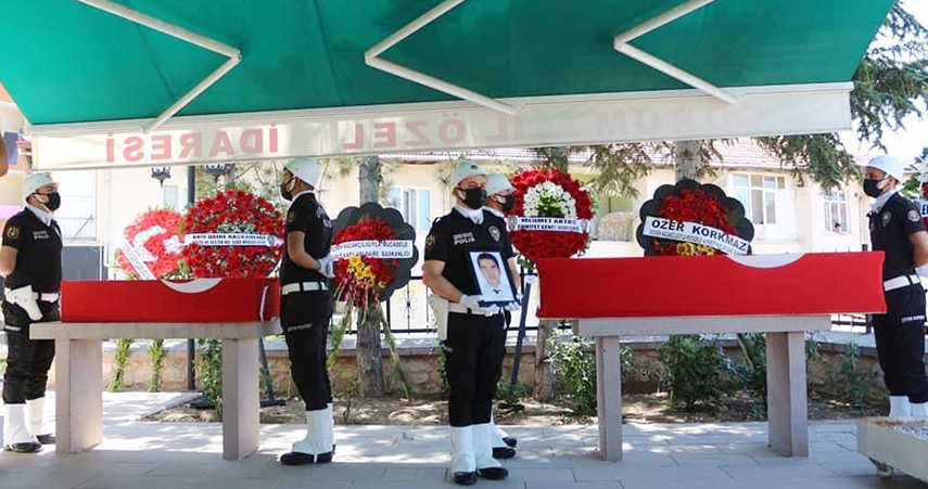 Trafik kazasında hayatını kaybeden polis memuru ve oğlu son yolculuklarına uğurlandı