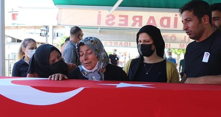 Trafik kazasında hayatını kaybeden polis memuru ve oğlu son yolculuklarına uğurlandı