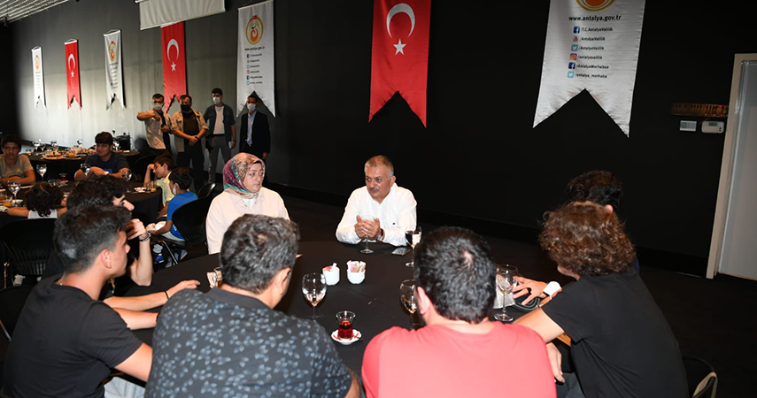 Vali Yazıcı, Kahvaltıda Çocuklarla Bir araya Geldi
