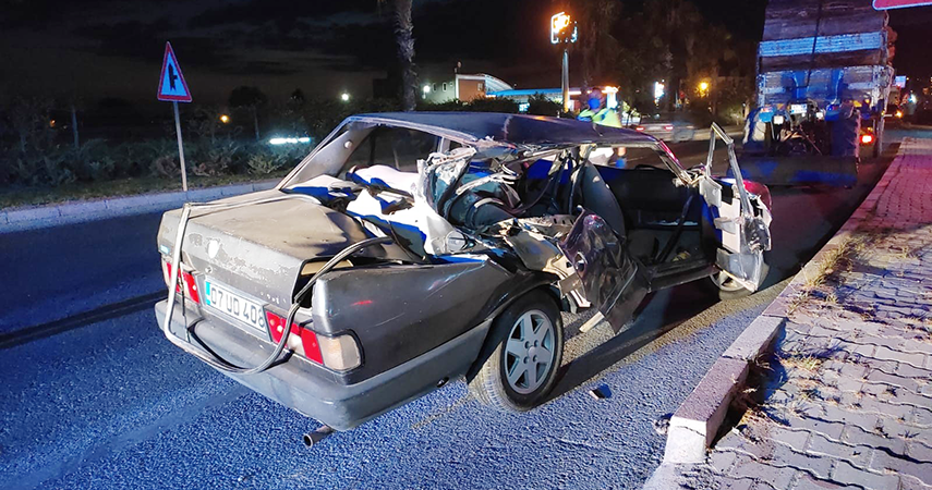 raktöre çarpan sürücü otomobilin camından yola fırladı