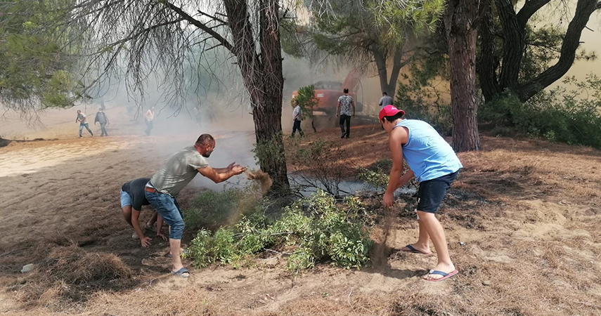Vatandaşlar ellerinde dallar ve yerden topladıkları kumlarla yangına müdahale etti