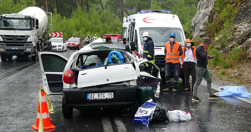 Eve dönüş yolu 2 kızı anne ve babasından ayırdı