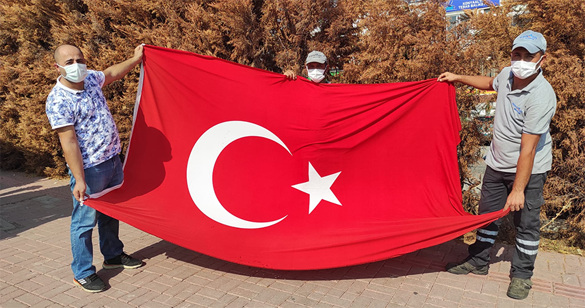 Çöpten çıkardığı Türk Bayrağı’nı evinin balkonuna astı