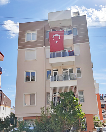 Çöpten çıkardığı Türk Bayrağı’nı evinin balkonuna astı