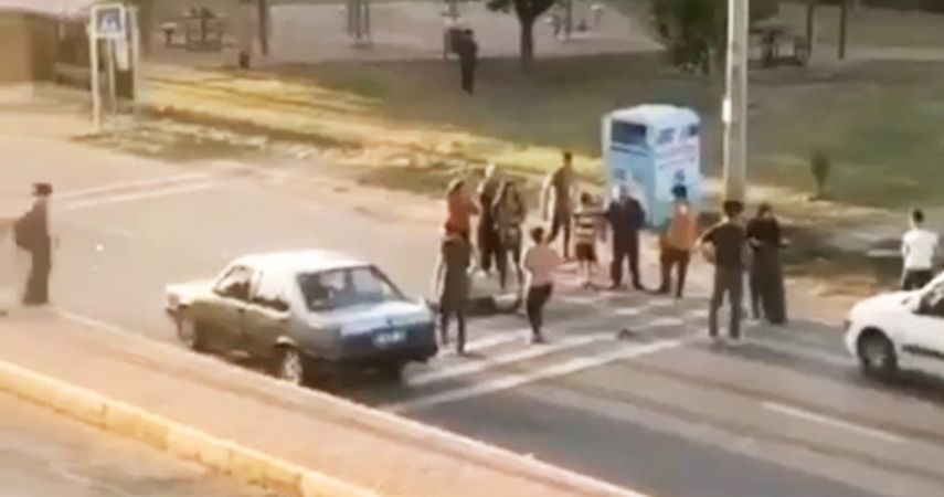 Bisikletli çocuğa iki araç peş peşe çarptı