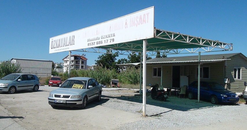 Oto galerisinden 3 otomobil ile birlikte kameralar ve kayıt sistemini de çaldılar