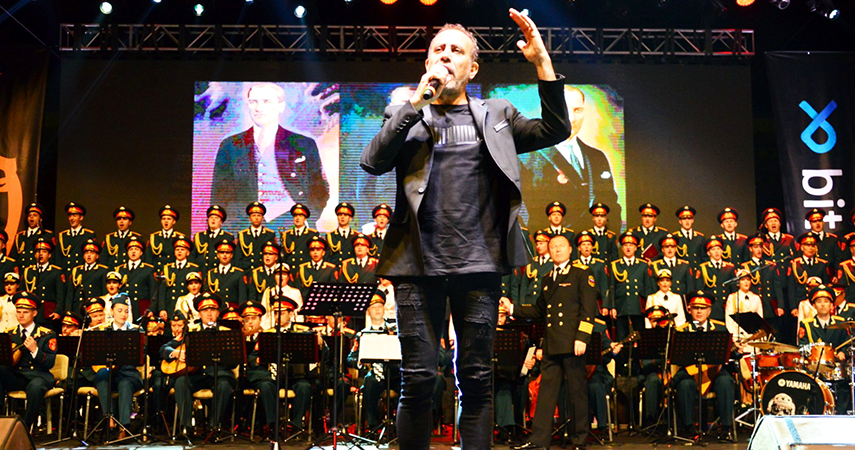 Yangınzedelere destek için Haluk Levent ve Rus Kızılordu Korosundan konser