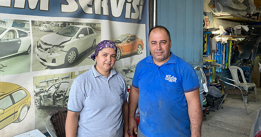 İşçi bulamayan kaportacı kocasına çırak oldu