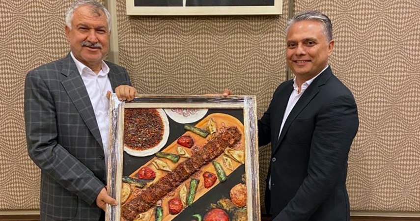 Uysal’dan Adana Büyükşehir Belediye Başkanı Karalar’a anlamlı hediye