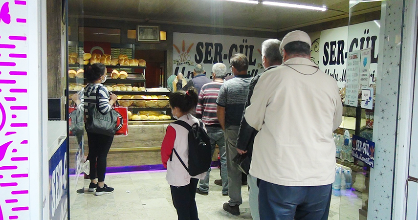 Ekmek fiyatına zam yapmadı kapısında kuyruk oldu
