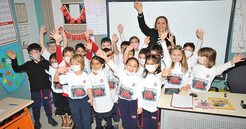 Minik öğrencilerden öğretmenlerini duygularından 24 Kasım sürprizi