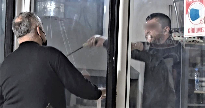 - Ayağına savcı isteyip döner bıçağıyla kendini restorana kilitledi, korku dolu anlar yaşattı