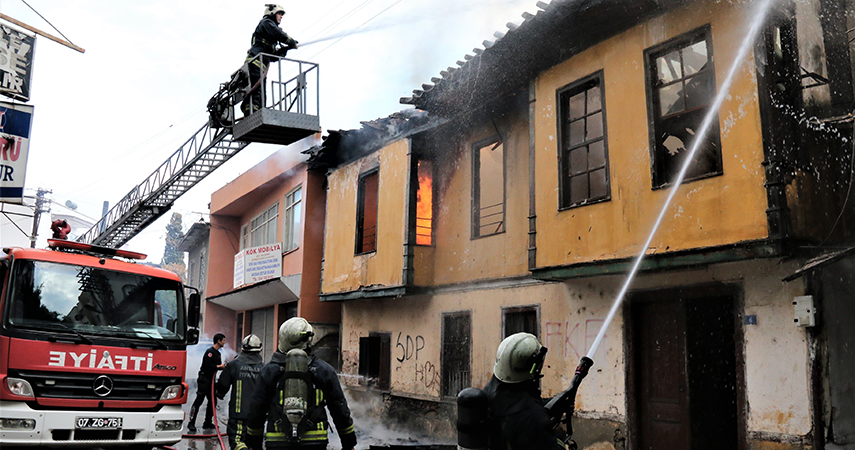 Antalya’da yanan binanın birinci katında mahsur kalan genç kız atlayarak hayata tutundu 