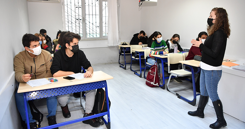 Konyaaltı’nda 300 öğrenci eğitim desteği alıyor