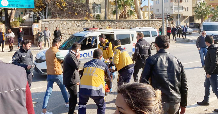 Ambulansla doğuma giden karısını motosikletle takip eden gence otomobil çarptı