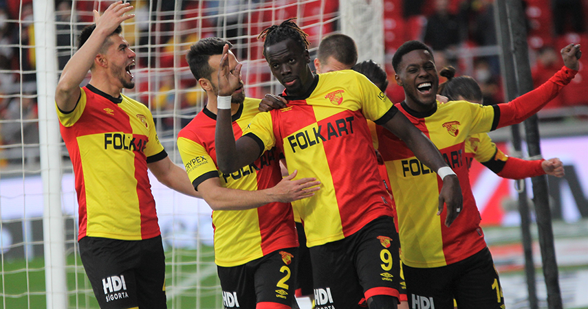 Sahasında 10 maçtır galip gelemeyen 10 kişilik Göztepe'den 4 gol yedik