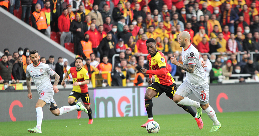Sahasında 10 maçtır galip gelemeyen 10 kişilik Göztepe'den 4 gol yedik