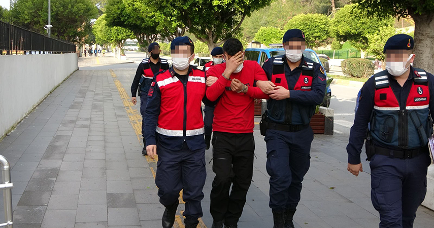 Manavgat’ta jandarma, uyuşturucu tacirini nefes kesen kovalamaca sonucu yakaladı