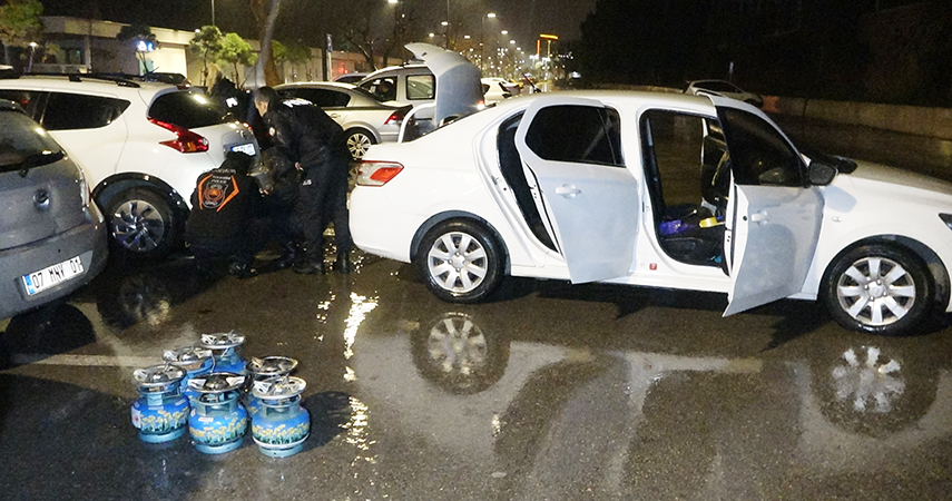 Aracın havalandırma sistemini koli bandıyla kapatıp 6 piknik tüple intihara kalkıştı, polisi alarma