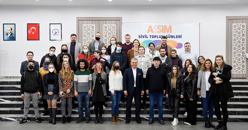 Erasmus programı ile Antalya’ya gelen gençler, şehrin temizliğine dikkat çekti
