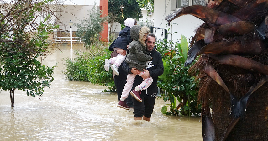 Sular altında kalan tatil sitesinde vatandaşlar bot ve kepçelerle tahliye edildi