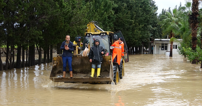 Sular altında kalan tatil sitesinde vatandaşlar bot ve kepçelerle tahliye edildi