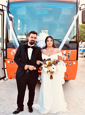 Hurda otobüsü ‘yeni gelin’ karavanına çevirdiler