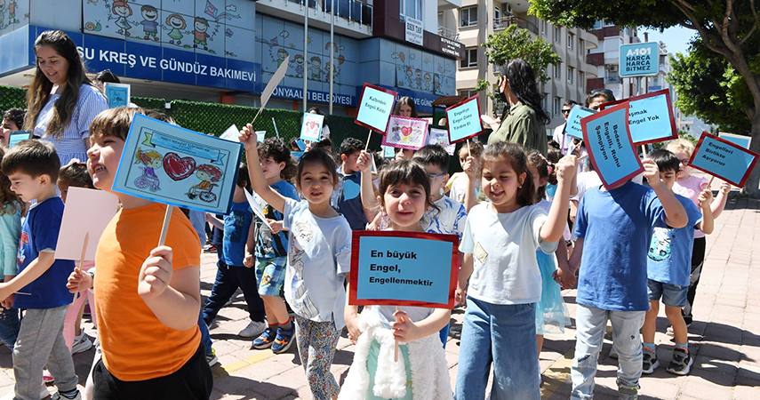 Minikler farkındalık için yürüdü