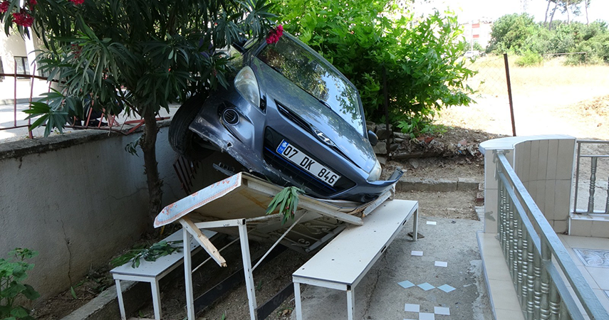 Manavgat'da otomobil apartmanın bahçesindeki masanın üzerine uçtu: 1 yaralı
