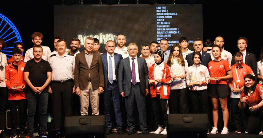 Vali Yazıcı Antalya’nın ‘’Altın Çocukları’’nı Kutladı