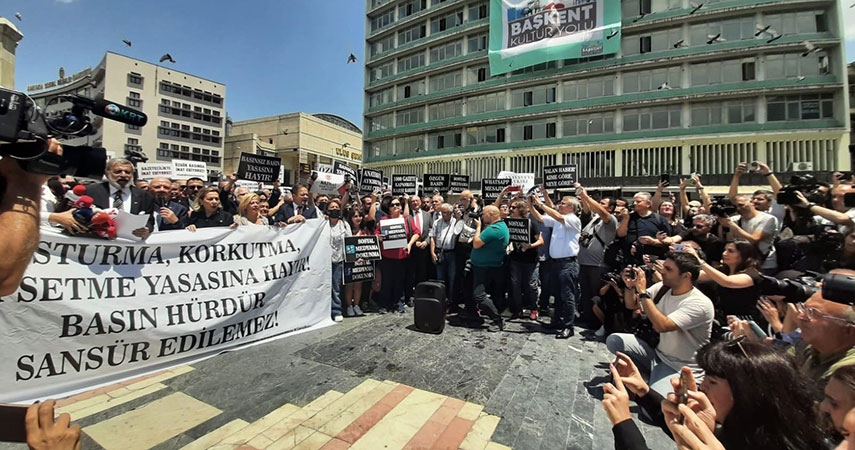 Gazetecilerin gücü, yasayı erteletti